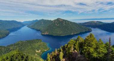 Sakin vahşi doğa, görkemli dağ, dingin göl, gür orman, kabarık bulutlar, yükselen ağaçlar. Fırtına Kralı Pasifik 'ten Hilal Gölü Kuzeybatı Olimpiyat Yarımadası Washington Eyaleti