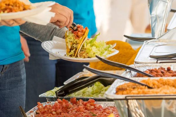 Yatay fotoğraf, taze taco, sebze yemeği, sağlıklı ve lezzetli yemek hazırlamaya odaklanmış. Yiyeceklerle ilgili kavramlar için mükemmel. Taco barı..