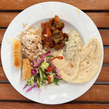 Tahta bir masada sağlıklı bir yemek, taze organik sebzeler, et, pirinç ve tatlı..