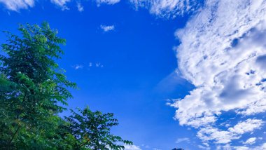 Cennet - mavi gökyüzü ve beyaz bulutlar, geniş panorama