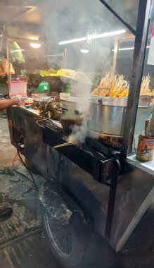 Gece yol kenarında satay arabaları