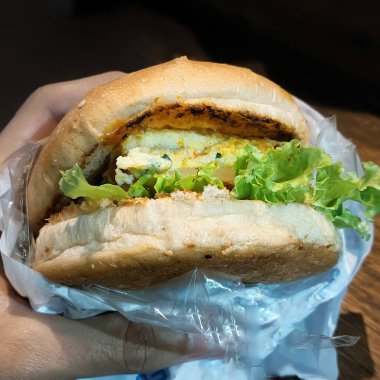 Yumurtalı burger. Angus burgeri, Angus sığırlarından yapılan bir hamburgerdir. Angus Burger adı, bir veya daha fazla hamburger için bir kaç fast food hamburger zinciri tarafından kullanılır..