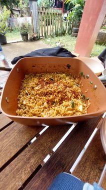 Endonezya usulü kızarmış şehriye portresi..