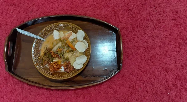 Makanan Lontong Lezat Siap Disajikan Dengan Latar Belakang Merah — Stok Foto