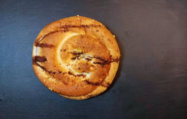 Kırmızı ve mavi arkaplanda yuvarlak çörekler.