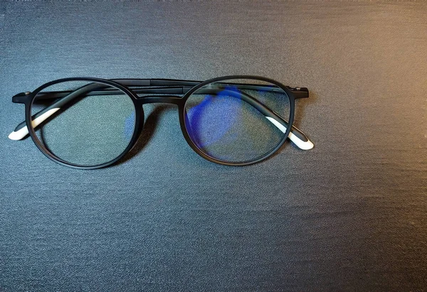 黒い眼鏡は光沢のある黒いフレームが付いている視覚障害を持つ人への日常生活を読むために見ます バックグラウンドヘルスコンセプトとしての背景 コピースペース — ストック写真