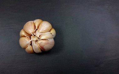 Metnin için kopyalama alanı ile siyah arkaplanda izole edilmiş sarımsak.