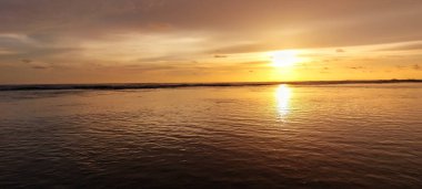 Denizin üzerindeki güzel gün batımının manzarası.