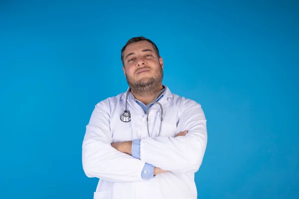 Retrato Médico Adulto Jovem Frente Fundo Azul Isolado Conceito Visita — Fotografia de Stock