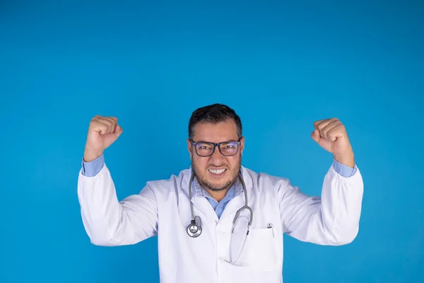 Fröhlicher Arzt Feiert Weil Seine Patienten Auf Einem Isolierten Blauen — Stockfoto