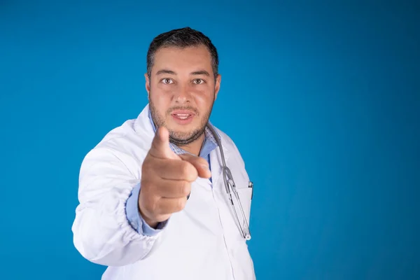 Doktor Mavi Arka Planda Işaret Parmağıyla Işaret Ediyor Tıbbi Reçete — Stok fotoğraf