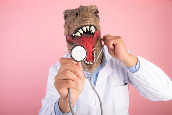 Médico Com Máscara Rex Segurando Estetoscópio Close Fundo Rosa Isolado — Fotografia de Stock