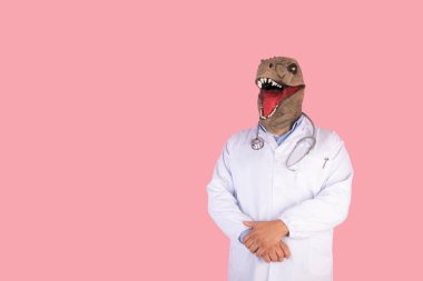 İzole edilmiş mercan pembe arka planda dinozor kafası olan bir doktor.