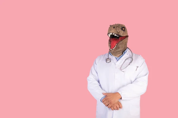 Doctor Con Cabeza Dinosaurio Sobre Fondo Aislado Color Rosa Coral —  Fotos de Stock