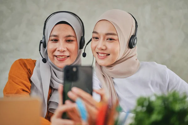 Ισλαμική Ρεσεψιονίστ Και Γυναίκα Υπηρεσία Πληροφοριών Φορώντας Ακουστικά Λήψη Φωτογραφιών Εικόνα Αρχείου