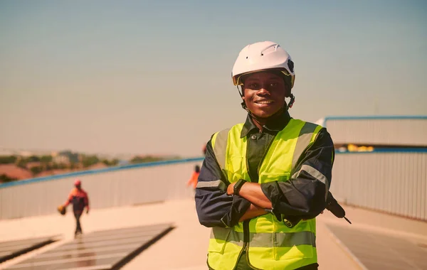 African Engineer Man Installing Solar Panels Wearing Protective Gear White Fotos De Bancos De Imagens Sem Royalties