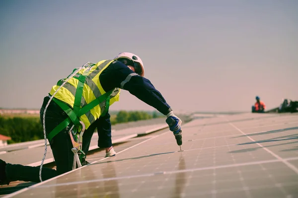 Skilled Solar Panel Installers Wearing Protective Gear Helmets Doing Installation Stockbild