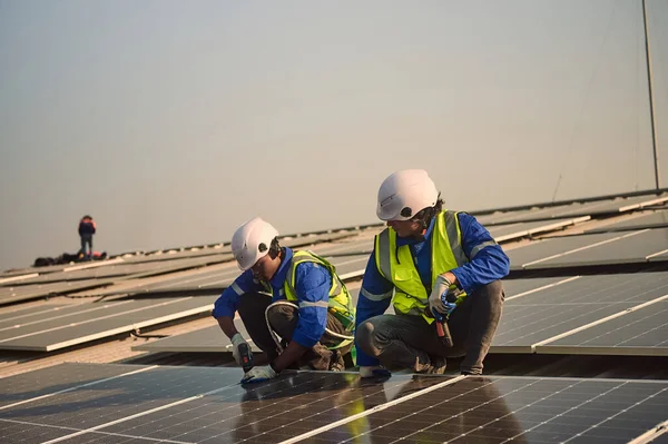 Skilled Solar Panel Installers Wearing Protective Gear Helmets Doing Installation Stockfoto