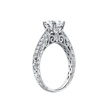 Değerli taşlı altın yüzük