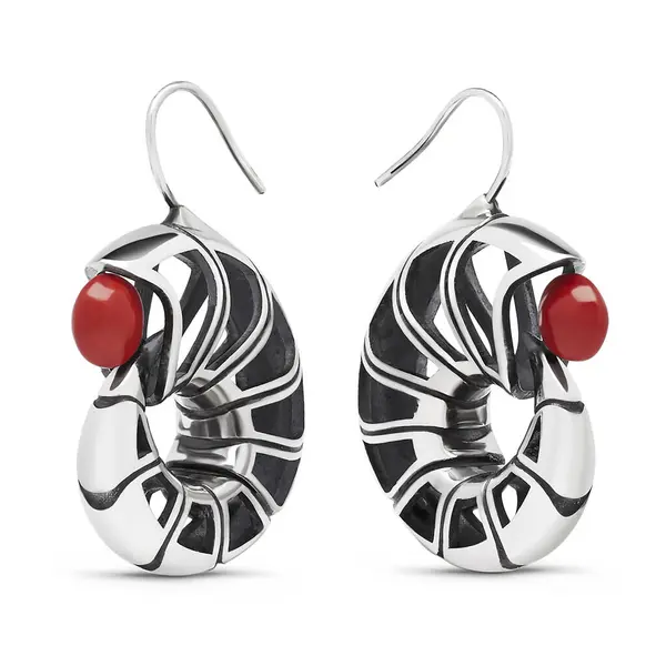 Mercan desenli beyaz altın küpeler.