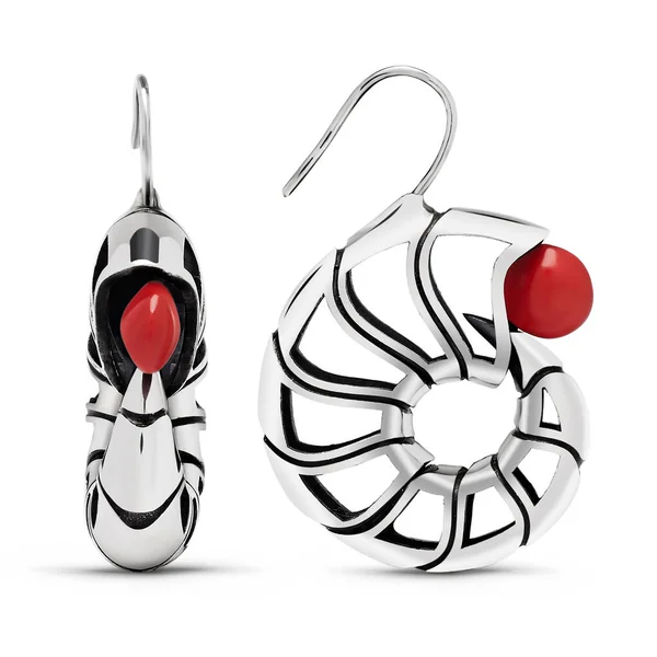 Mercan desenli beyaz altın küpeler.