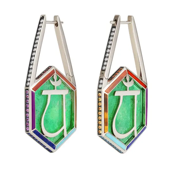 Zümrüt ve taşlı gri altın küpeler.