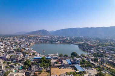 Pushkar Town ve Lake 'in havadan görünüşü, Pushkar, Rajasthan, Hindistan' da.