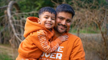 Neşeli Hintli baba ve oğul parkta eğleniyor. Babalık kavramı.