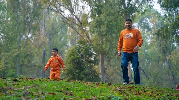 Neşeli Hintli baba ve oğul parkta eğleniyor. Babalık kavramı.