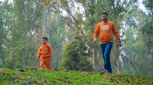 Neşeli Hintli baba ve oğul parkta eğleniyor. Babalık kavramı.
