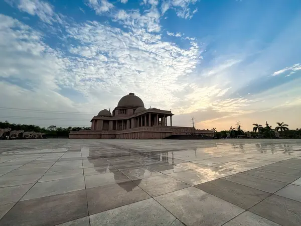 Ambedkar Parkı olarak da bilinen Rashtriya Dalit Prerna Sthal, Hindistan 'ın Uttar Pradesh kentinde yer alan ünlü bir turizm merkezidir.