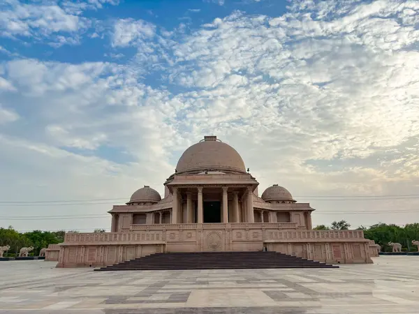 Ambedkar Parkı olarak da bilinen Rashtriya Dalit Prerna Sthal, Hindistan 'ın Uttar Pradesh kentinde yer alan ünlü bir turizm merkezidir.