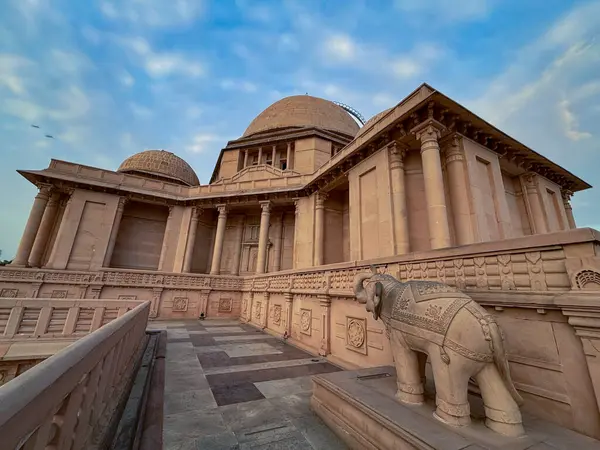 Ambedkar Parkı olarak da bilinen Rashtriya Dalit Prerna Sthal, Hindistan 'ın Uttar Pradesh kentinde yer alan ünlü bir turizm merkezidir.