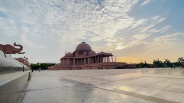 Ambedkar Parkı olarak da bilinen Rashtriya Dalit Prerna Sthal, Hindistan 'ın Uttar Pradesh kentinde yer alan ünlü bir turizm merkezidir.