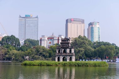 Hoan Kiem Gölü ve arka plandaki modern binalar, Hanoi, Vietnam