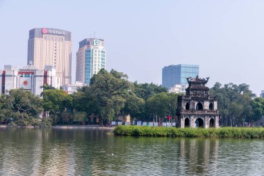 Hoan Kiem Gölü ve arka plandaki modern binalar, Hanoi, Vietnam