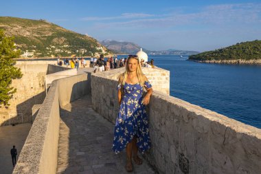 Hırvatistan 'ın tarihi Dubrovnik kentindeki eski duvar ve kuleler