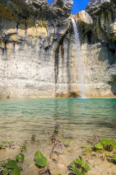クロアチアのイストラにある石造りの橋のある柔らかい滝 — ストック写真
