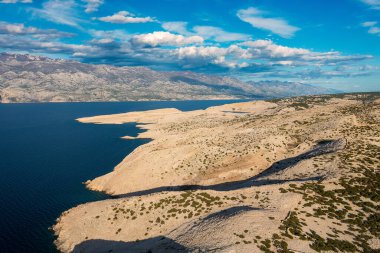 Hırvatistan 'ın Pag Adası' ndaki çorak arazinin hava manzarası