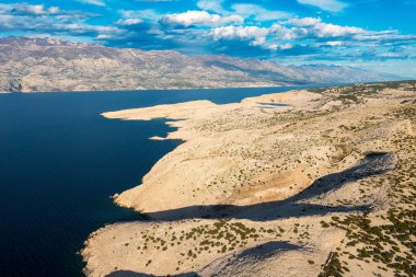 Hırvatistan 'ın Pag Adası' ndaki çorak arazinin hava manzarası