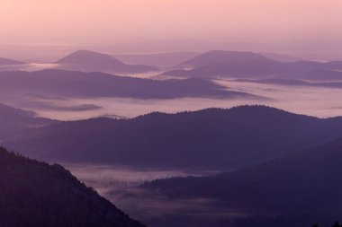 Hırvatistan 'ın Bijele stijene dağlarındaki sabah sisi sırasında tepelerin katmanları