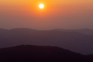 Hırvatistan 'ın Bijele stijene dağlarında güneş doğarken tepelerin siluetinin katmanları