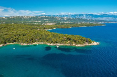 Hırvatistan 'daki Adriyatik Denizi, Rab Adası' nın kayalık ve ormanlık kıyılarının hava manzarası