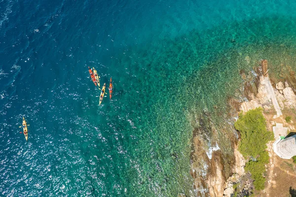 Deniz kayakçılarının hava manzarası, Adriyatik Denizi, Hırvatistan