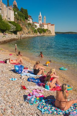Hırvatistan 'ın Adriyatik Denizi' ndeki eski Rab kasabası yakınlarındaki şehir plajı