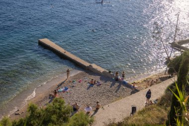 Hırvatistan 'ın Adriyatik Denizi' ndeki eski Rab kasabası yakınlarındaki şehir plajı