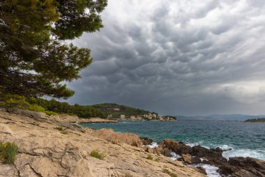 Hırvatistan 'ın Krk adasındaki Adriyatik kıyılarında fırtına bulutları