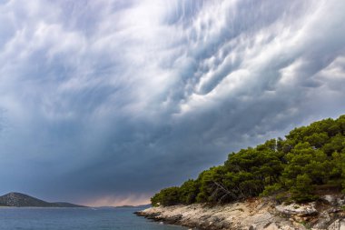 Hırvatistan 'ın Krk adasındaki Adriyatik kıyılarında fırtına bulutları