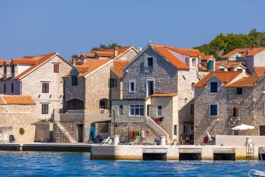 Prviç Adası 'ndaki Sepurine kasabası, Hırvatistan' daki Adriyatik Denizi