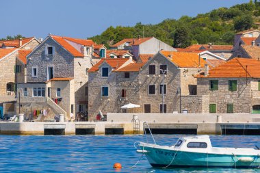 Prviç Adası 'ndaki Sepurine kasabası, Hırvatistan' daki Adriyatik Denizi